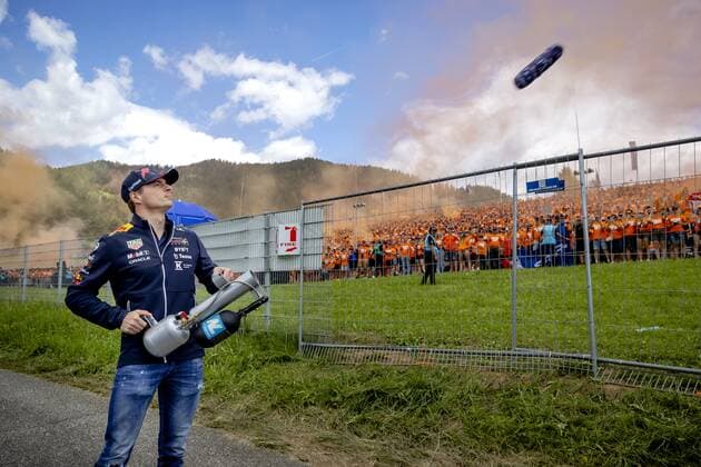 SPIELBERG Max Verstappen 1 with his fans during the drivers parade ahead of the Austrian Grand Prix at the Red Bull Ring on July 10, 2022 in Spielberg, Austria ANP SEM VAN DER WAL F1 Grand Prix of Austria 2022 xVIxANPxSportx xxANPxIVx 451589228 originalFilename: 451589228.jpg