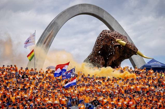 SPIELBERG Fans of Max Verstappen 1 during the drivers parade ahead of the Austrian Grand Prix at the Red Bull Ring on July 10, 2022 in Spielberg, Austria ANP SEM VAN DER WAL F1 Grand Prix of Austria 2022 xVIxANPxSportx xxANPxIVx 451589383 originalFilename: 451589383.jpg