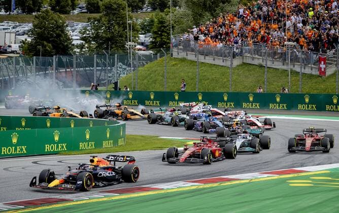 SPIELBERG Max Verstappen 1 driving the Oracle Red Bull Racing RB18 Honda takes first through the turn during the Austrian Grand Prix at the Red Bull Ring on July 10, 2022 in Spielberg, Austria ANP SEM VAN DER WAL F1 Grand Prix of Austria 2022 xVIxANPxSportx xxANPxIVx 451591707 originalFilename: 451591707.jpg