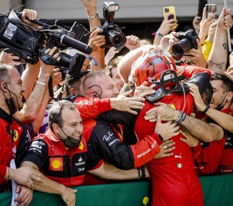 SPIELBERG Charles Leclerc Ferrari celebrates his victory with the team during the Austrian Grand Prix at the Red Bull Ring on July 10, 2022 in Spielberg, Austria ANP SEM VAN DER WAL F1 Grand Prix of Austria 2022 xVIxANPxSportx xxANPxIVx 451596595 originalFilename: 451596595.jpg