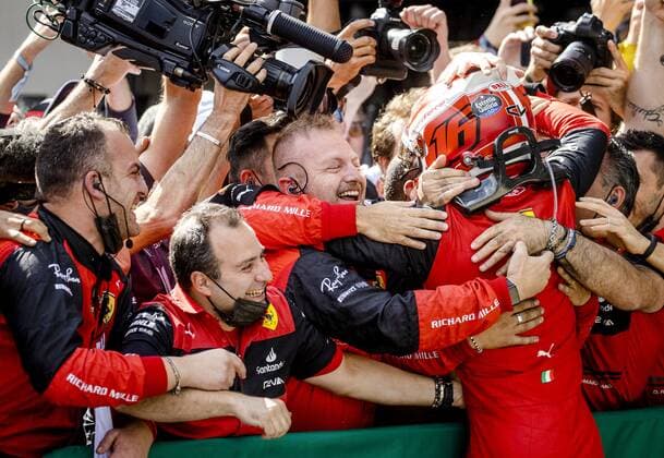 SPIELBERG Charles Leclerc Ferrari celebrates his victory with the team during the Austrian Grand Prix at the Red Bull Ring on July 10, 2022 in Spielberg, Austria ANP SEM VAN DER WAL F1 Grand Prix of Austria 2022 xVIxANPxSportx xxANPxIVx 451596600 originalFilename: 451596600.jpg
