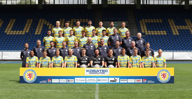 Eintracht Braunschweig 2 BL, Portraettermin 2022 2023, team photo, 4 row v l Bryan Henning, Maurice Multhaup, Niko Kijewski, Fabio Kaufmann, Enrique Pena Zauner, Immanuel Pherai, Jan Hendrik Marx 3 row v l Robin Krauße, Benjamin Girth, Luis Görlich, Yari Otto, Danilo Wiebe, Jannis Nikolaou, Holm Stelzer Team Manager , Christian Skolik Zeugwart Bus Driver , Berthold Schliwa Supervisor 2 row v l Michael Schiele Head Coach , Matthias Lust Co Trainer , Janning Michels Athletics and Rehab Coach , Marcel Goslar Videoanalyst , Manfred Petz Goalkeeper Coach , Dr Alexander Ruhe Chiropractor , Florian Brand Team Doctor , Simon Fitzner Internist , Florian Horn Physiotherapist , Christian Degenhardt Head of Physiotherapy 1 row from l Mehmet Ibrahimi, Brian Behrendt, Anton Donkor, Philipp Strompf, Lennart Schulze Kökelsum, Jasmin Fejzic, Ron Thorben Hoffmann, Michael Schultz, Lion Lauberbach, Luc Ihorst, Saulo Decarli
