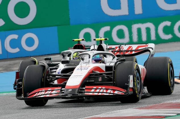 Formula 1 BWT Austrian Grand Prix 2022 10 07 2022, Red Bull Ring , Spielberg, Formula 1 BWT Austrian Grand Prix 2022 , in picture Mick Schumacher DEU , Haas F1 Team, Lewis Hamilton GBR , Mercedes AMG Petronas Formula One Team nordphotoxGmbHx xBratic nph00250