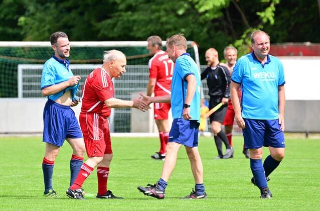 10 07 2022 Football match for the 100th birthday of TSV Pyrbaum in favor of BR Sternstunden Pyrbaum Allstars FC Sternstunden MeZi Karsten Wettberg 10, FC Sternstunden claps with Pyrbaum players after the end of the game