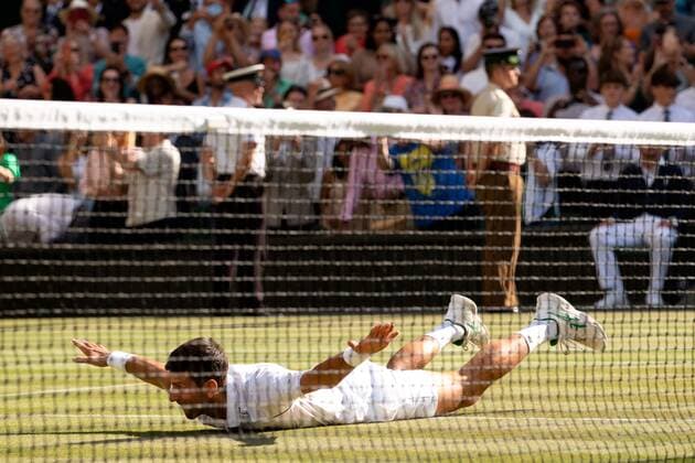 Mandatory Credit: Photo by Ella Ling Shutterstock (13018059dq) Novak Djokovic celebrates victory in the Men s Singles Final Wimbledon Tennis Championships, Day 14, The All England Lawn Tennis and Croquet Club, London, UK - 10 Jul 2022 Wimbledon Tennis Championships, Day 14, The All England Lawn Tennis and Croquet Club, London, UK - 10 Jul 2022  Copyright: xEllaxLing Shutterstockx 13018059dq