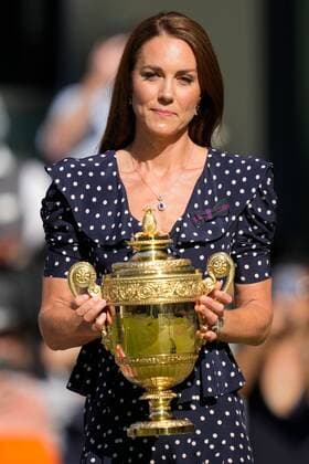 Mandatory Credit: Photo by Dave Shopland Shutterstock (13018058fc) Catherine Duchess of Cambridge presenting Novak Djokovic with the winners trophy after the Men s Singles Final Wimbledon Tennis Championships, Day 14, The All England Lawn Tennis and Croquet Club, London, UK - 10 Jul 2022 Wimbledon Tennis Championships, Day 14, The All England Lawn Tennis and Croquet Club, London, UK - 10 Jul 2022  Copyright: xDavexShopland Shutterstockx 13018058fc