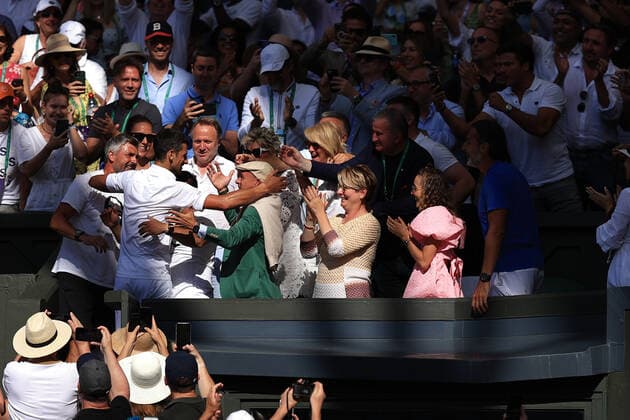 Tennis Wimbledon Tag 14 10. Juli 2022 Tennis Wimbledon Tag 14 Einzel-Finale der Herren Novak Djokovic SRB v Nick Kyrgios AUS Novak Djokovic feiert den Sieg mit seinem Trainerteam Foto Simon Stacpoole Offside London UK  Copyright: xSimonxStacpoolexOffside