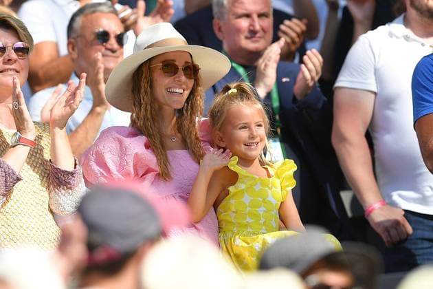 Sport Bilder des Tages Jelena Djokovic with her daughter Tara and Novak Djokovic (Ser) at Wimbledon 2022 TENNIS : Wimbledon 2022 : 10 07 2022 AntoineCouvercelle Panoramic 