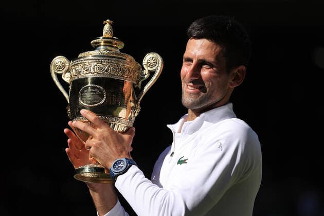 Tennis Wimbledon Tag 14 10. Juli 2022 Tennis Wimbledon Tag 14 Novak Djokovic SRB posiert mit der Trophäe, während er den Sieg über Nick Kyrgios AUS im Einzel-Finale der Herren feiert Foto Simon Stacpoole Offside London UK  Copyright: xSimonxStacpoolexOffside
