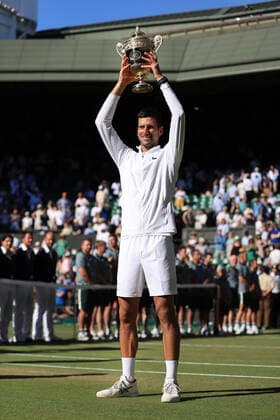 Tennis Wimbledon Tag 14 10. Juli 2022 Tennis Wimbledon Tag 14 Novak Djokovic SRB hält die Trophäe in die Höhe, als er den Sieg über Nick Kyrgios AUS im Einzel-Finale der Herren feiert Foto Simon Stacpoole Offside London UK  Copyright: xSimonxStacpoolexOffside