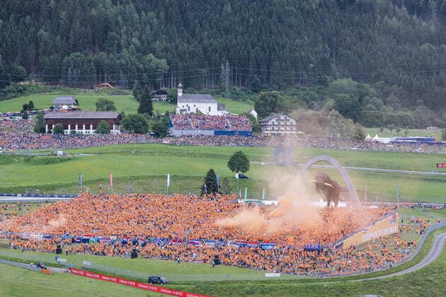 10 07 2022, Red Bull Ring, Spielberg, AUT, FIA, Formula One, Austrian Grand Prix, race, in picture Fans Fans during the race for the Austrian FIA Formula One Grand Prix at the Red Bull Ring in Spielberg, Austria on 2022 07 10 Expa Spielberg  EP_ang