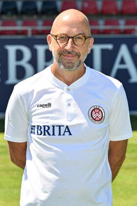 08 07 2022, xjhx, football 3 league, SV Wehen Wiesbaden photocall season 2022 23 emspor, v l team doctor Dr Achim Bitschnau DFL DFB REGULATES PROHIBIT ANY USE OF PHOTOGRAPHS as IMAGE SEQUENCES and or QUASI VIDEO Wiesbaden