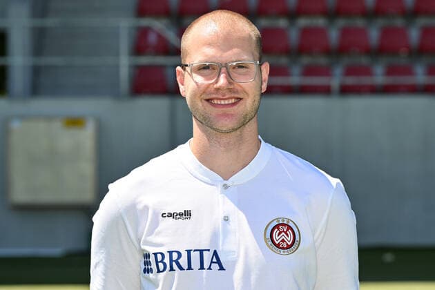 08 07 2022, xjhx, Fussball 3 Liga, SV Wehen Wiesbaden Fototermin Saison 2022 23 emspor, v l Scout Analyst Konstantin Langhammer DFL DFB REGULATES PROHIBIT ANY USE OF PHOTOGRAPHS as IMAGE SEQUENCES and or QUASI VIDEO Wiesbaden
