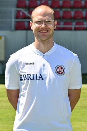 08 07 2022, xjhx, Fussball 3 Liga, SV Wehen Wiesbaden Fototermin Saison 2022 23 emspor, v l Scout Analyst Konstantin Langhammer DFL DFB REGULATES PROHIBIT ANY USE OF PHOTOGRAPHS as IMAGE SEQUENCES and or QUASI VIDEO Wiesbaden