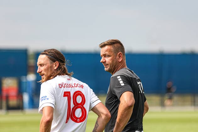 Fortuna Köln gewinnt APT Rheincup in Monheim Adam Bodzek, Fortuna Düsseldorf II 18 und Georg Koch Torwarttrainer Viktoria Köln 1904 beim APT Rheincup 2022 im Rheinstadion des FC Monheim 1910 e.V. am 09.07.2022. Beim Blitzturnier spielten der FC Monheim, Fortuna Düsseldorf II, Viktoria Köln und Fortuna Köln jeweils in 45 Minuten Partien gegeneinander. * Adam Bodzek, Fortuna Düsseldorf II 18 and Georg Koch Torwarttrainer Viktoria Köln 1904 at the APT Rheincup 2022 in the Rhine Stadium of FC Monheim 1910 e.V. on July 9, 2022. At this short tournament FC Monheim, Fortuna Düsseldorf II, Viktoria Köln und Fortuna Köln played 45 minutes games against each other. Monheim NRW Deutschland Copyright: xPieroxNigrox