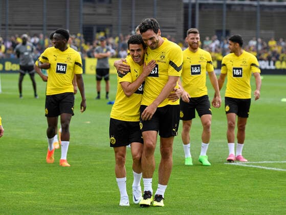 11 07 2022, Dortmund, Germany, BVB Trainingsgelaende Hohenbuschei, BV Borussia Dortmund Training 11 07 2022, Mateu Morey Bauza Borussia Dortmund and Mats Hummels Borussia Dortmund gestures, gestures photo Ralf Treese Dortmund BVB Trainingsgelaende Hohenbuschei North Rhine Westphalia Germany  521_BVBTRA20220711_004 Treese-521