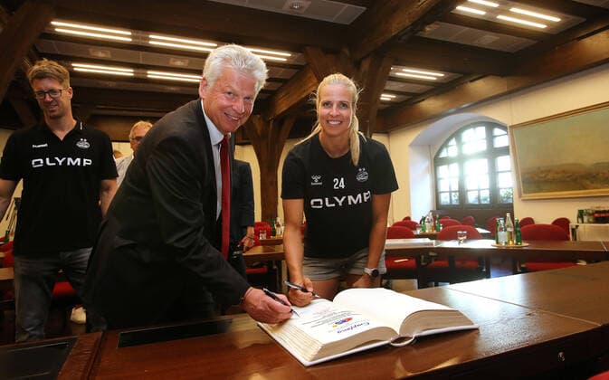 Sport Bilder des Tages BAU 11.7.2022 Bietigheim-Bissingen Handball SG BBM Bietigheim Frauen, Ehrung und Eintrag ins goldene Buch im Rathaus Bietigheim, Danick Snelder (rechts) trägt sich ins goldene Buch ein, Oberbürgermeister Jürgen Kessing (vorn links), hinten Trainer Markus Gaugisch *** BAU 11 7 2022 Bietigheim Bissingen Handball SG BBM Bietigheim women, honor and entry in the golden book in the town hall Bietigheim, Danick Snelder right signs the golden book, Mayor Jürgen Kessing front left , behind coach Markus Gaugisch