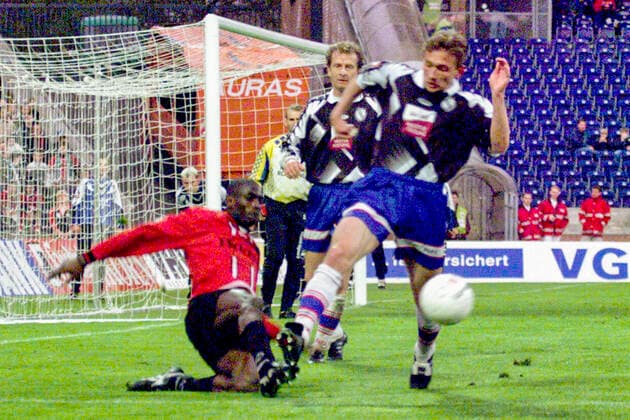 Aus 2. BL Saison 1998 99 Hannover 96 - Energie Cottbus 2:0 am 16.04.1999. Im Foto: am Ball Han96 Spieler Otto Addo *** From 2 BL season 1998 99 Hannover 96 Energie Cottbus 2 0 on 16 04 1999 In the photo on the ball Han96 player Otto Addo