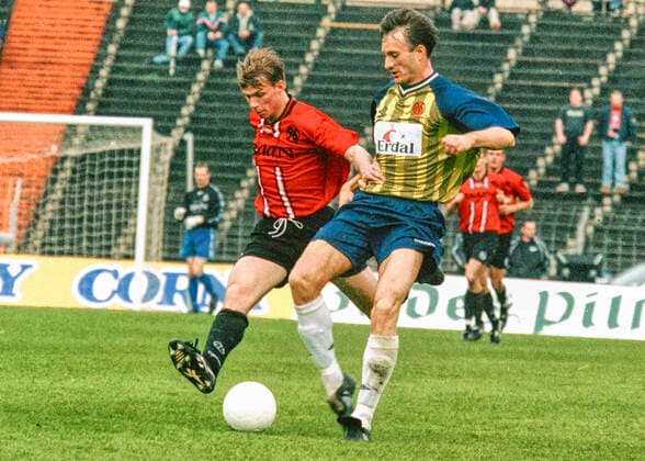 Aus 2 .BL. Saison 1998 99 Hannover 96 - 1.FSV Mainz 05 3:2 am 04.04.1999. Im Foto: Han96 Spieler Igoris Morinas li. gegen Miroslav Tanjga *** From 2 BL season 1998 99 Hannover 96 1 FSV Mainz 05 3 2 on 04 04 1999 In photo Han96 player Igoris Morinas li against Miroslav Tanjga