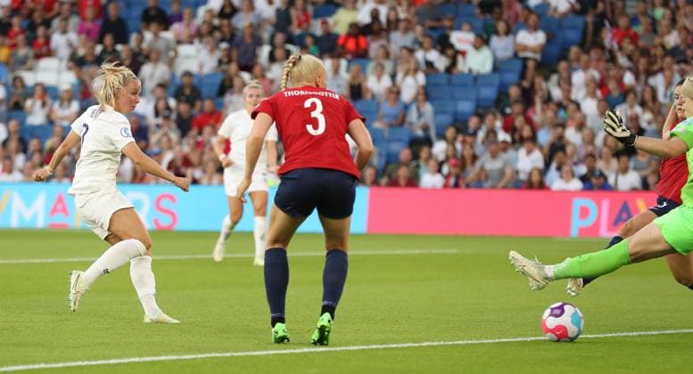 Brighton and Hove, England, 11th July 2022. Beth Mead of England scores to make it 5-0 during the UEFA Women s European Championship, EM, Europameisterschaft 2022 match at the AMEX Stadium, Brighton and Hove. Picture credit should read: Paul Terry Sportimage EDITORIAL USE ONLY. No use with unauthorised audio, video, data, fixture lists, club league logos or live services. Online in-match use limited to 120 images, no video emulation. No use in betting, games or single club league player publications. SPI-1744-0031
