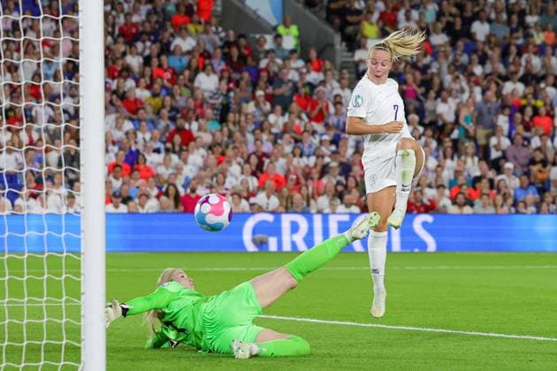 Sport Bilder des Tages England Women v Norway Women UEFA WOMEN?S EURO 2022 11 07 2022. Group A Goal 8-0 Beth Mead of England Women scores a goal during the UEFA WOMEN?S EURO 2022 match between England Women and Norway Women at the American Express Community Stadium, Brighton and Hove, England on 11 July 2022. Editorial use only , Copyright: xNigelxKeenex PSI-15473-0058