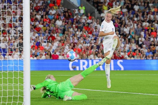 England Women v Norway Women UEFA WOMEN?S EURO 2022 11 07 2022. Group A Goal 8-0 Beth Mead of England Women scores a goal during the UEFA WOMEN?S EURO 2022 match between England Women and Norway Women at the American Express Community Stadium, Brighton and Hove, England on 11 July 2022. Editorial use only , Copyright: xNigelxKeenex PSI-15473-0061