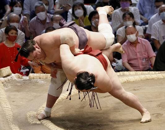 Sport Bilder des Tages Nagoya Grand Sumo Tournament Grand champion Terunofuji (L) defeats Takanosho on the third day of the 15-day Nagoya Grand Sumo Tournament at Dolphins Arena in Nagoya, central Japan, on July 12, 2022.  A14AA0001313637P
