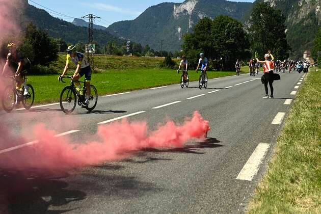 Sport Bilder des Tages MEGEVE, FRANCE - JULY 12 : demonstrators stop the race during stage 10 of the 109th edition of the 2022 Tour de France cycling race, a stage of 148 kms with start in Morzine Les Portes du Soleil and finish in Megeve on July 12, 2022 in Megeve, France, 12 07 2022 ( Motordriver Kenny Verfaillie - Tour de France 2022 - Stage 10 PhotoNews Panoramic 