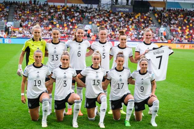 Sport Bilder des Tages Brentford, London, England 12th July 2022, Team picture germany with Schueller jersey during the UEFA Womens Euro 2022 football match between Germany and Spain at Brentford Community Stadium in London, England. (Tatjana Herzberg Soccerdonna SPP) Copyright: xTatjanaxHerzbergx xSoccerdonnax x spp-en-TaHeSoSp-_TAH7594