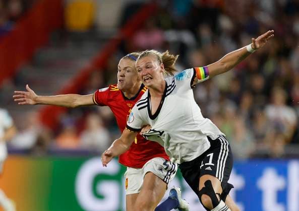 12 07 2022, Football, UEFA Womens EURO 2022, Germany Spain, GB, London, Brentford Community Stadium picture v li Irene Paredes Spain, 4 and Alexandra Popp Germany 11 Copyright: HMBxMedia xHeikoxBecker