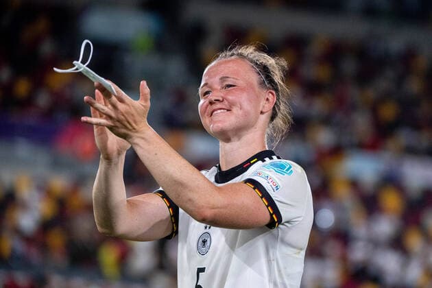 Marina Hegering Germany 5 thanks the fans, GBR, Germany vs Spain, Football UEFA Womens EURO 2022, 12 07 2022, Group B, Matchday 2 GBR, Germany vs Spain, Football UEFA Womens EURO 2022, 12 07 2022, Group B, Matchday 2 Copyright: xEibner Memmlerx EP_MMR