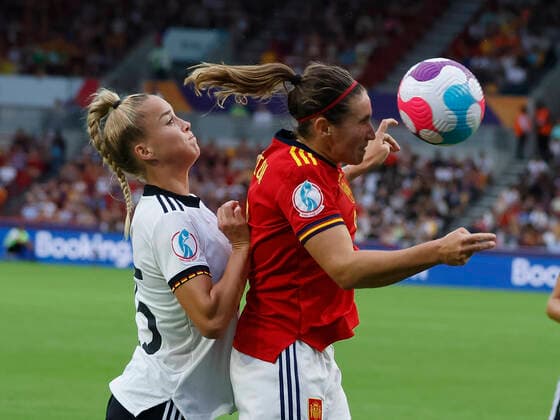 12 07 2022, Football, UEFA Womens EURO 2022, Germany Spain, GB, London, Brentford Community Stadium picture from left Giulia Gwinn Germany 15 and Mariona Caldentey Spain, 8 Copyright: HMBxMedia xHeikoxBecker