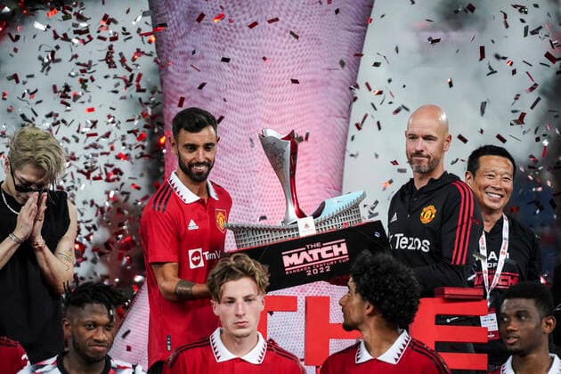 Sport Bilder des Tages The Match Bangkok Century Cup 2022 Between Manchester United, ManU And Liverpool FC. Manchester United s manager Erik ten Hag (Back R) and Bruno Fernandes (Back L) hold the trophy after winning The Match Bangkok Century Cup 2022 pre-season soccer match between Liverpool FC and Manchester United at Rajamangala National Stadium in Bangkok, Thailand, 12 July 2022. Bangkok Bangkok Thailand  Copyright: xAnusakxLaowilasx originalFilename:laowilas-notitle220712_nphG2.jpg