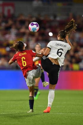 Aitana Bonmati (Spain Women)Lena Oberdorf (Germany Women) during the Uefa Women s Euro England 2022 match between Germany 2-0 Spain at Brentford Community Stadium on July 12 2022 in London, England. Noxthirdxpartyxsales  (193318090)