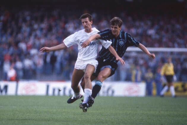 Dirk LEHMANN (K), gegen Tony MOWERAY (Glasgow), Aktion, Zweikampf, Fussball UEFA Pokal 1. Runde 1. FC Koeln - Celtic Glasgow 2:0 am 16.09.1992 in Koeln, *** Dirk LEHMANN K , against Tony MOWERAY Glasgow , action, duel, football UEFA Cup 1 Round 1 FC Koeln Celtic Glasgow 2 0 on 16 09 1992 in Koeln,