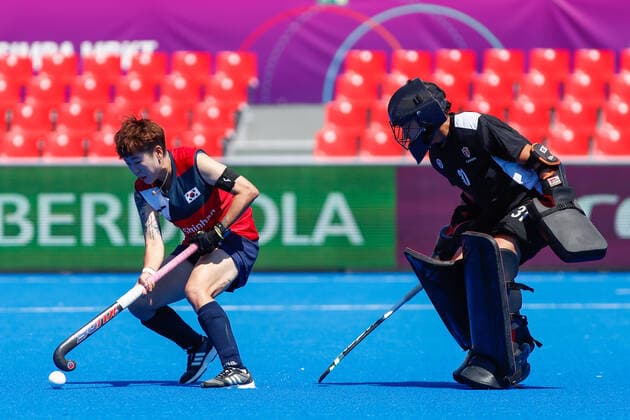 July 13, 2022, TERRASSA, BARCELONA, SPAIN: Eunbi Cheon of Korea and Rowan Harris of Canada during shoot outs in action during the FIH Hockey Women s World Cup 2022, 13th - 16th , hockey match played between Canada and Korea at Estadi Olimpic on July 13, 2022, in Terrassa, Barcelona, Spain. TERRASSA SPAIN - ZUMAa181 20220713_zaa_a181_031 Copyright: xIrinaxR.xHx