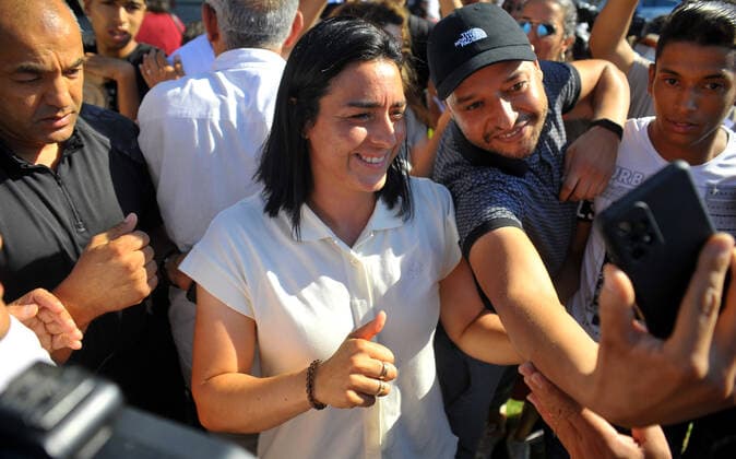 Ons Jabeur Back In Tunis Supporters take slfie pictures as they pose with Tunisian tennis player Ons Jabeur upon her return to the capital Tunis from Wimbeldon, on July 13, 2022. Hailing her as the nation s pride and ambassador of happiness , Tunisians remained enthralled with tennis star Ons Jabeur, celebrating her presence in the prestigious Wimbledon final despite her loss. Tunis Tunisia  Copyright: xYassinexMahjoubx originalFilename:mahjoub-notitle220713_npi3v.jpg