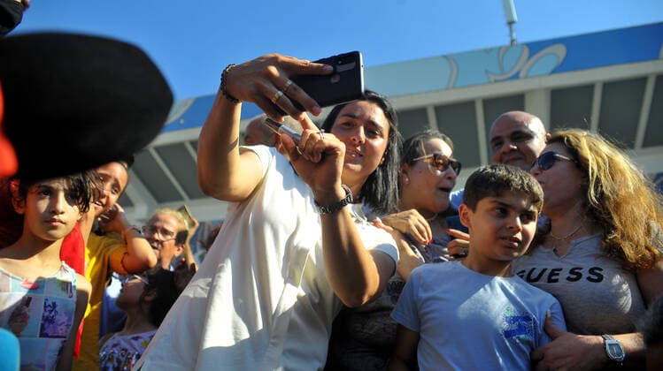 Ons Jabeur Back In Tunis Supporters take slfie pictures as they pose with Tunisian tennis player Ons Jabeur upon her return to the capital Tunis from Wimbeldon, on July 13, 2022. Hailing her as the nation s pride and ambassador of happiness , Tunisians remained enthralled with tennis star Ons Jabeur, celebrating her presence in the prestigious Wimbledon final despite her loss. Tunis Tunisia  Copyright: xYassinexMahjoubx originalFilename:mahjoub-notitle220713_nplFh.jpg