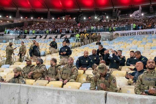 Bilder des Jahres 2022, Sport 07 Juli Sport Bilder des Tages Flamengo x Atlético MG RIO DE JANEIRO, RJ - 13.07.2022: FLAMENGO X ATLÉTICO MG - Presence of the Federal Highway Police (PRF) in the stands during Flamengo x Atlético-MG held at Maracanã Stadium, for the quarterfinals of the Brazilian Cup, on Wednesday night (13), in Rio de Janeiro, RJ. (Photo: Celso Pupo Fotoarena) x2234066x  CelsoxPupo