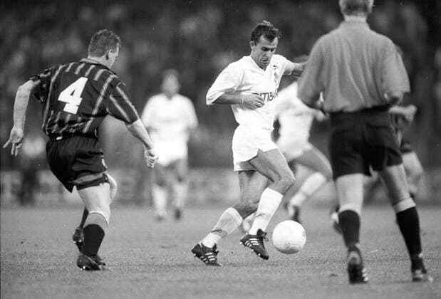 UEFA-Pokal 1. FC Köln - Celtic Glasgow 15.09.1992 Pierre Littbarski am Ball. links Galloway , rechts Schiedsrichter Vadim Zhuk *** UEFA Cup 1 FC Köln Celtic Glasgow 15 09 1992 Pierre Littbarski on the ball left Galloway , right referee Vadim Zhuk HM