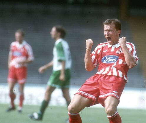 Ui-Cup 1. FC Köln - FC Tirol Innsbruck 1:3 29.05.1995 Torjubel von Dorinel Munteanu (Köln) über sein Tor zum 1:1 . Nur fuer journalistische Zwecke! Only for editorial use! *** Ui Cup 1 FC Köln FC Tirol Innsbruck 1 3 29 05 1995 Goal celebration of Dorinel Munteanu Köln about his goal for 1 1 Only for journalistic use Only for editorial use HM
