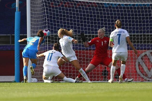 Sport Bilder des Tages Mandatory Credit: Photo by Phil Oldham Shutterstock (13029351j) Valentina Bergamaschi of Italy scores her sides first goal Italy v Iceland, Womens UEFA European Championship, EM, Europameisterschaft Group D, Football, Manchester City Academy Stadium , Manchester, UK - 14 Jul 2022 Italy v Iceland, Womens UEFA European Championship, Group D, Football, Manchester City Academy Stadium , Manchester, UK - 14 Jul 2022 Copyright: xPhilxOldham Shutterstockx 13029351j