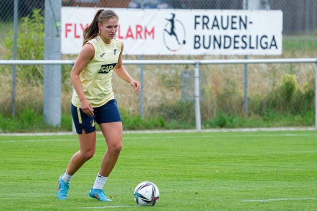 Melissa Kössler (Neuzugang, TSG, 25), am Ball, Freisteller, Ganzkörper, Einzelbild, Einzelfoto, Aktion, Action, vor einem Banner mit der Aufschrift: Frauen-Bundesliga, Symbolfoto, Symbolbild, Symbol, 14.07.2022, Sankt Leon-Rot (Deutschland), Fussball, Frauen, Trainingsauftakt TSG 1899 Hoffenheim, 14.07.2022, Sankt Leon-Rot (Deutschland), Fussball, Frauen, Trainingsauftakt TSG 1899 Hoffenheim, DFB DFL REGULATIONS PROHIBIT ANY USE OF PHOTOGRAPHS AS IMAGE SEQUENCES AND OR QUASI-VIDEO. *** Melissa Kössler newcomer, TSG, 25 , on the ball, crop, full body, single image, single photo, action, action, in front of a banner with the inscription Frauen Bundesliga, symbol photo, symbol image, symbol, 14 07 2022, Sankt Leon Rot Germany , Football, Women, Training kick-off TSG 1899 Hoffenheim, 14 07 2022, Sankt Leon Rot Germany , Football, Women, Training kick-off TSG 1899 Hoffenheim, DFB DFL REGULATES PROHIBIT ANY USE OF PHOTOGRAPHS AS IMAGE SEQUENCES AND OR QUASI VIDEO xozx