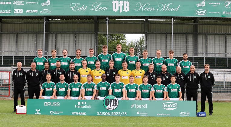 VfB Luebeck RL Nord, portrait date 2022 2023, team photo Back row from left Florian Egerer, Sven Freitag, Niklas Kastenhofer, Felix Drinkuth, Lasse Jetz, Mats Facklam, Jannik Lšhden, Tommy Grupe, Noah Plume, Kimmo Hovi, Jan Lippegaus, Tarik GšzŸsirin Middle row from left Co-coach Lars Hopp, Goalkeeper coach Benjamin Loose, Athletics coach Gianluca Fraternali, Physiotherapist Matthias Stobbe, Physiotherapist Ole Wulf, Julian Barkmann, Eric GrŸndemann, head coach Lukas Pfeiffer, Florian Kirschke, JosŽ Aguirre, team physician Dr Bernd Staden, team physician Dr Stefan Bark, kit attendant Ulrich Lenz, kit attendant Horst Plieske, Team manager Daniel Pauls Front row from left Morten RŸdiger, Manuel Farrona Pulido, Marvin Thiel, Mattis Daube, Fawaz Kassimou, Oskar von Esebeck, Marius Hauptmann, Vjekoslav Taritas, Mirko Boland, Robin Kšlle Missing