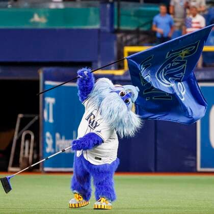 Sport Bilder des Tages July 14, 2022, St. Petersburg, Florida, USA: Raymond waves a broom and a flag after the Tampa Bay Rays sweep the Boston Red Sox at Tropicana Field in St. Petersburg on Thursday, July 14, 2022. St. Petersburg USA - ZUMAs70_ 0162841194st Copyright: xIvyxCeballox