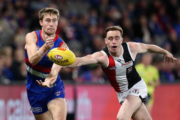 Sport Bilder des Tages AFL BULLDOGS SAINTS, Ryan Gardner of the Bulldogs handballs during the AFL Round 18 match between the Western Bulldogs and the St Kilda Saints at Marvel Stadium in Melbourne, Friday, July 15, 2022. ( NO ARCHIVING, EDITORIAL USE ONLY, NO USE IN BOOKS WITHOUT CONSENT MELBOURNE VICTORIA AUSTRALIA  Copyright: xROBxPREZIOSOx 20220715001679631405