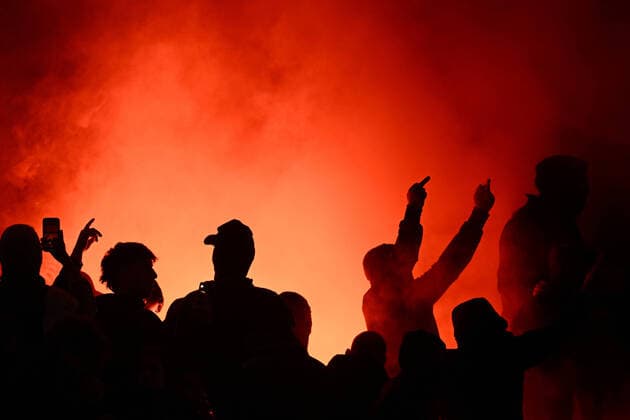 Sport Bilder des Tages SOCCER Manchester United, ManU VICTORY, Melbourne Victory supporters set off a flare ahead of the soccer match between Manchester United and the Melbourne Victory at the Melbourne Cricket Ground in Melbourne, Friday, July 15, 2022. ( NO ARCHIVING, EDITORIAL USE ONLY, NO USE IN BOOKS WITHOUT CONSENT MELBOURNE VICTORIA AUSTRALIA  Copyright: xJOELxCARRETTx 20220715001679631976