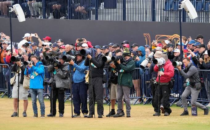 Sport Bilder des Tages Mandatory Credit: Photo by Dave Shopland Shutterstock (13026164bc) Photographers watching Tiger woods The British Open Championship, Day Two, Golf, St Andrews, Fife, UK - 15 Jul 2022 The British Open Championship, Day Two, Golf, St Andrews, Fife, UK - 15 Jul 2022  Copyright: xDavexShopland Shutterstockx 13026164bc
