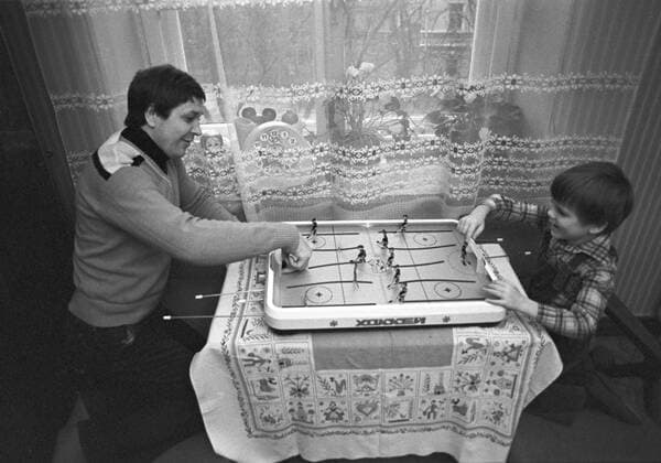 Hockey player Alexander Maltsev with his son Sasha 679058 01.05.1982 Olympic Champion Alexander Maltsev playing table hockey with his son Sasha. Utkin Sputnik Moscow Russia  Copyright: xUtkinx