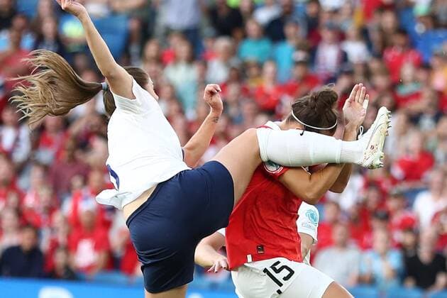 Sport Bilder des Tages WOMEN SOCCER - UEFA Women s Euro 2022, AUT vs NOR BRIGHTON AND HOVE,ENGLAND,15.JUL.22 - WOMEN SOCCER - UEFA Women s Euro 2022, group stage, OEFB international match, Länderspiel, Nationalmannschaft Austria vs Norway. Image shows Maren Mjelde (NOR) and Nicole Billa (AUT) .  GEPAxpictures xMichaelxZemanek